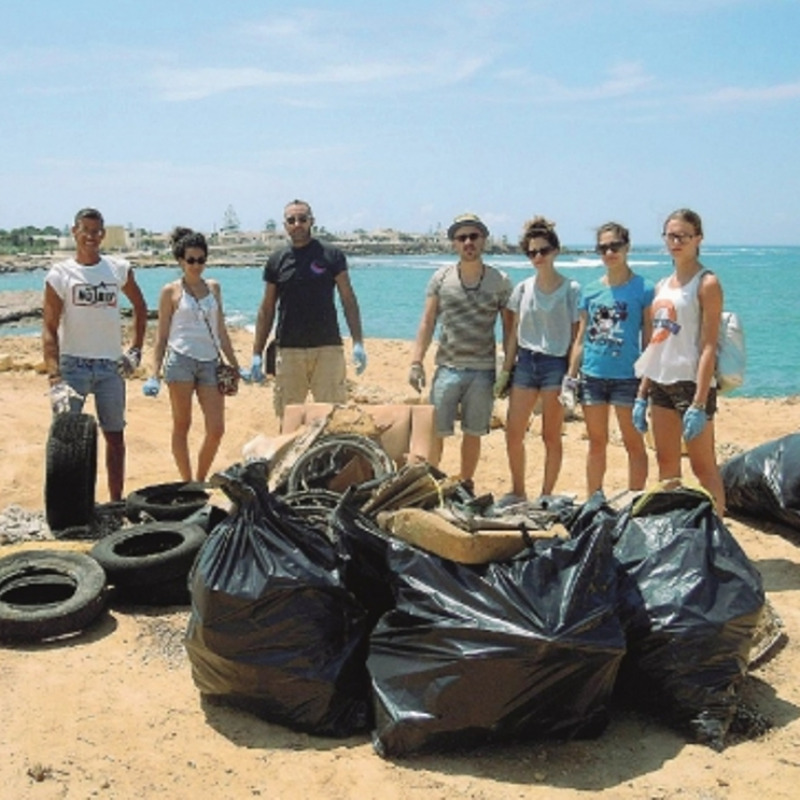 Volontari puliscono le spiagge