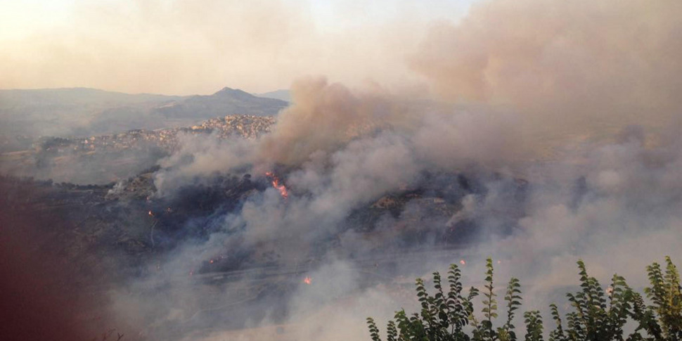 Sicilia In Fiamme Case Evacuate A Messina Ed Enna Fiamme Anche Nel