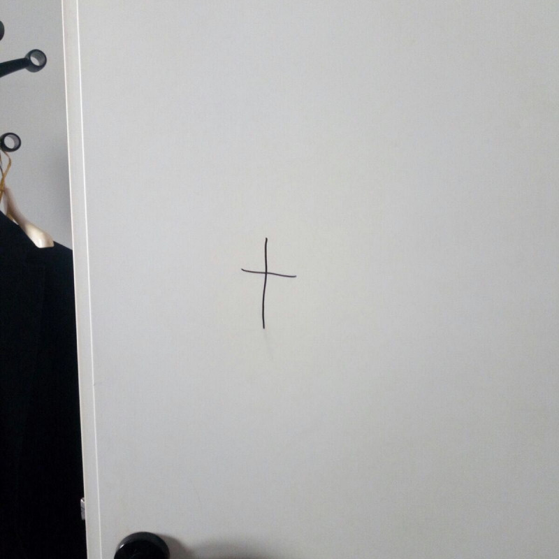 La croce disegnata sulla porta del gup Aiello