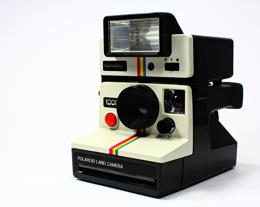 La macchina fotografica Polaroid anni 90 è tornata