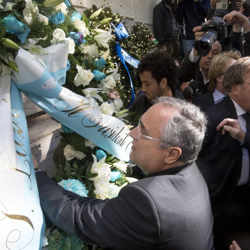 Il presidente della Lazio, Claudio Lotito, depone una corona di fiori presso la Sinagoga di Roma, dopo la vicenda delle foto di Anna Frank in Curva Sud
