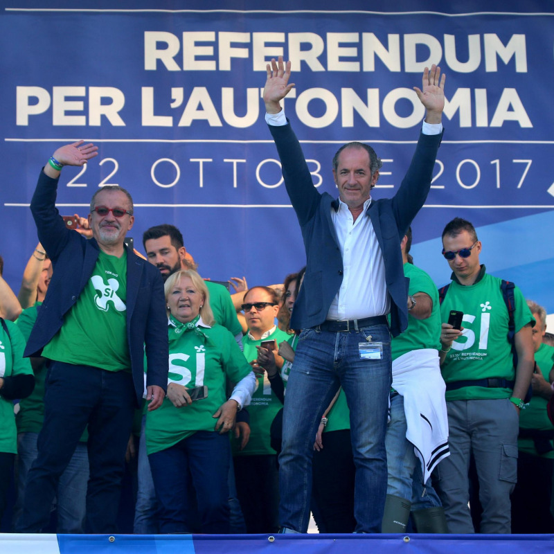 I presidenti della Regione Lombardia Roberto Maroni (s) e della Regione Veneto Luca Zaia (d) - Ansa