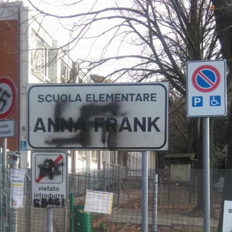 Svastiche sul cartello della scuola elementare "A. Frank" di Pesaro