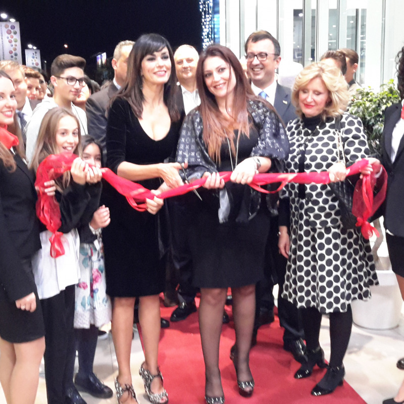 Un momento dell'inaugurazione del centro Picasso con Maria Grazia Cucinotta