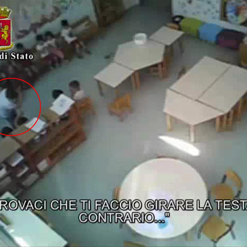 I maltrattamenti inflitti ai bambini ripresi dalle telecamere installate in un asilo a Vercelli
