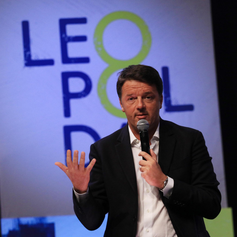 Il segretario del Pd Matteo Renzi sul palco della Leopolda