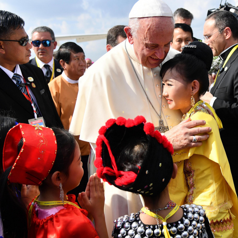Papa Francesco al suo arrivo in Myanmar