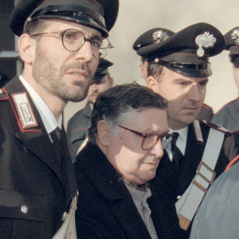 Salvatore Toto' Riina alla sua prima udienza del processo sulla strage di Capaci nell'aula-bunker dell'Ucciardone a Palermo, in una immagine del 28 febbraio 1993