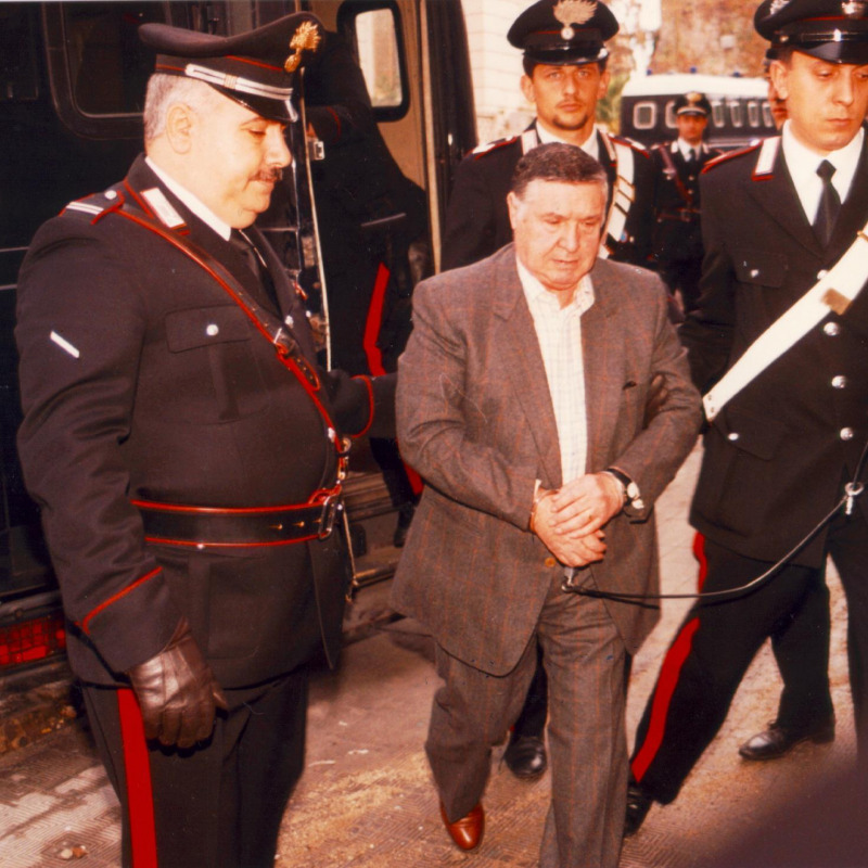 Totò Riina tra due carabinieri dopo l'arresto del 15 gennaio del 1993