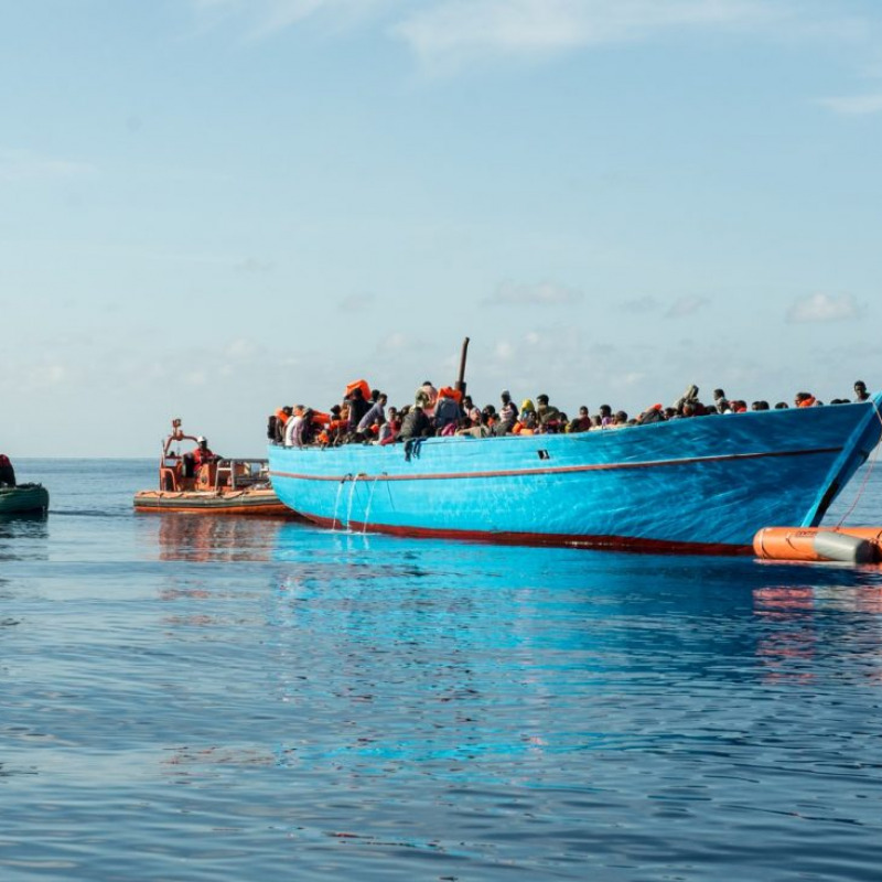 Un'immagine del soccorso in mare fatto da Sos Mediterranee