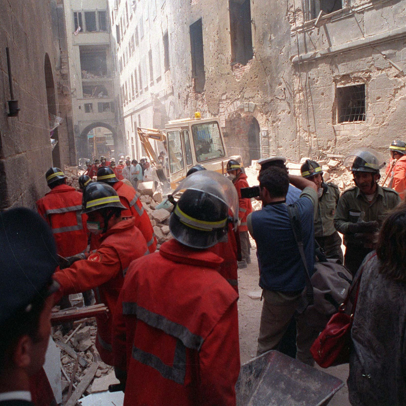 I vigili del fuoco in via dei Georgofili, a Firenze, il 27 maggio 1993, la mattina successiva all'attentato terroristico-mafioso