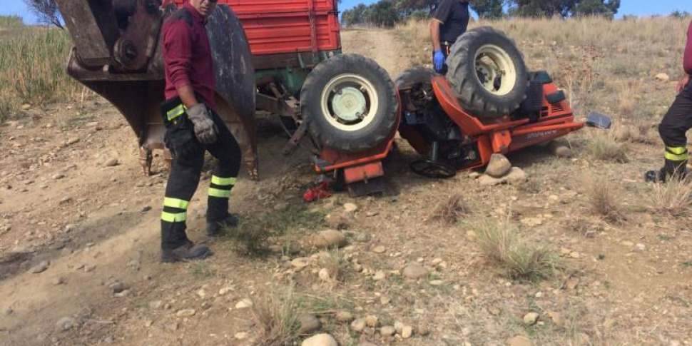 Incidente a Montaperto, si ribalta con il trattore e resta incastrato ...
