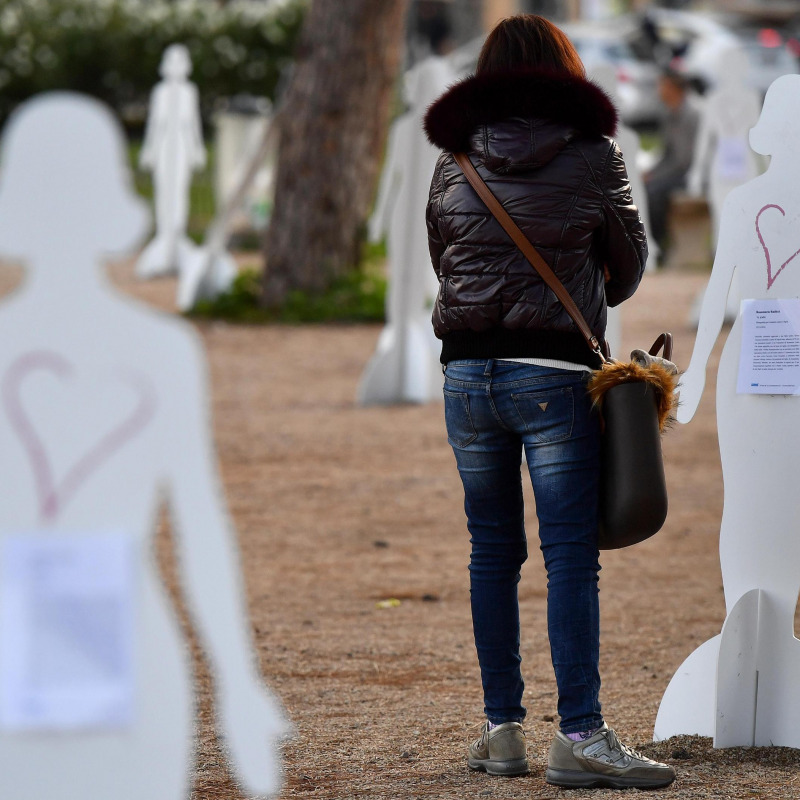 Cento sagome bianche in piazza San Marco a Roma: è l'installazione dal titolo "Senza parole" per la Giornata Mondiale Contro la Violenza sulle Donne