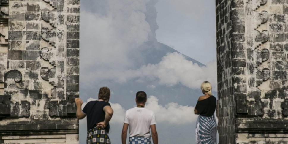 https://assets.gds.it/2017/11/vulcano-isola-bali-970x485.jpg