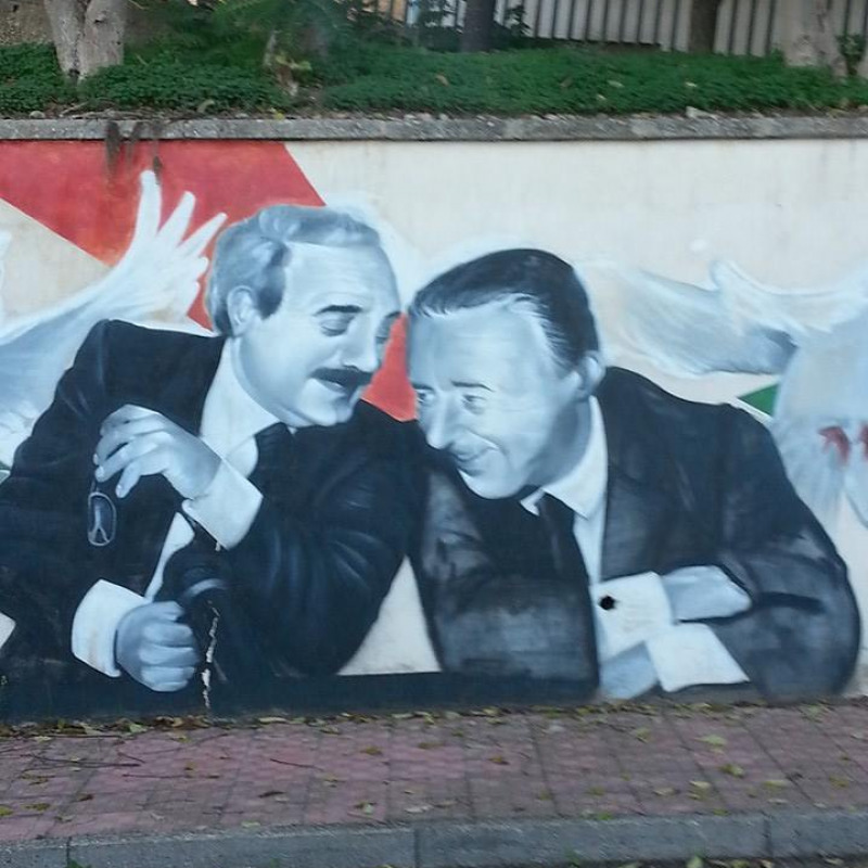 Il murales di Falcone e Borsellino a Serradifalco - foto Facebook