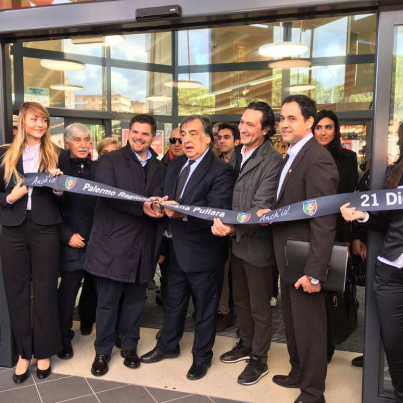 Il sindaco di Palermo, Leoluca Orlando, all'inaugurazione del nuovo punto vendita Lidl