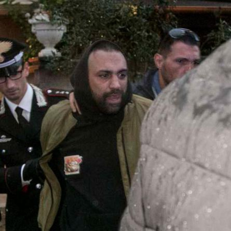 Roberto Spada fermato dal carabinieri dopo l'aggressione al giornalista della Rai