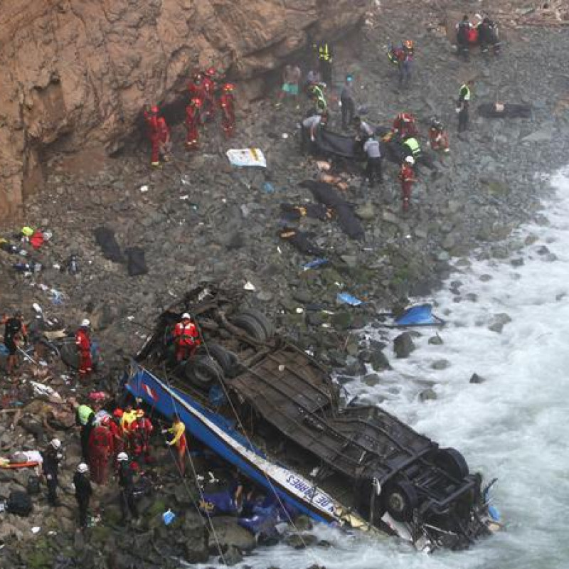 Bus precipita dalla "Curva del diavolo" in Perù