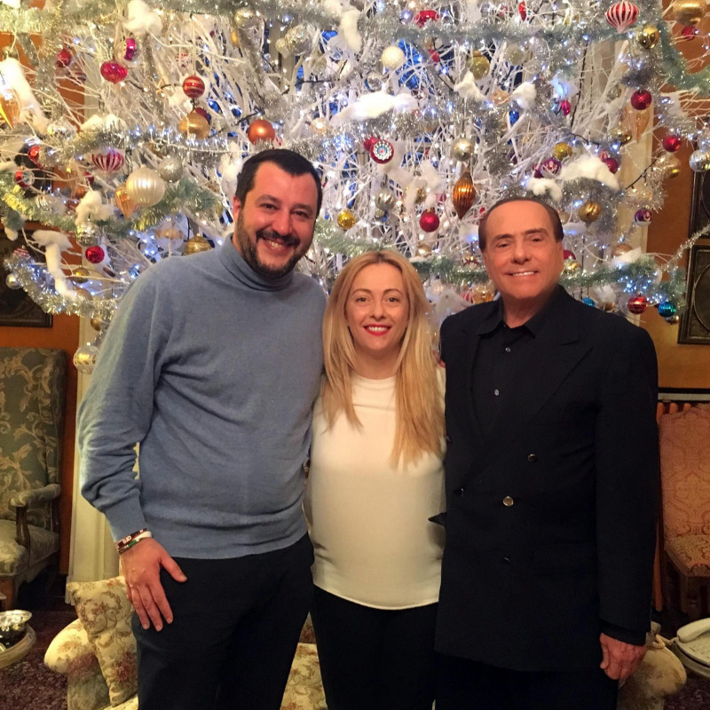 Matteo Salvini, Giorgia Meloni e Silvio Berlusconi nella foto che ufficializza la coalizione del centrodestra