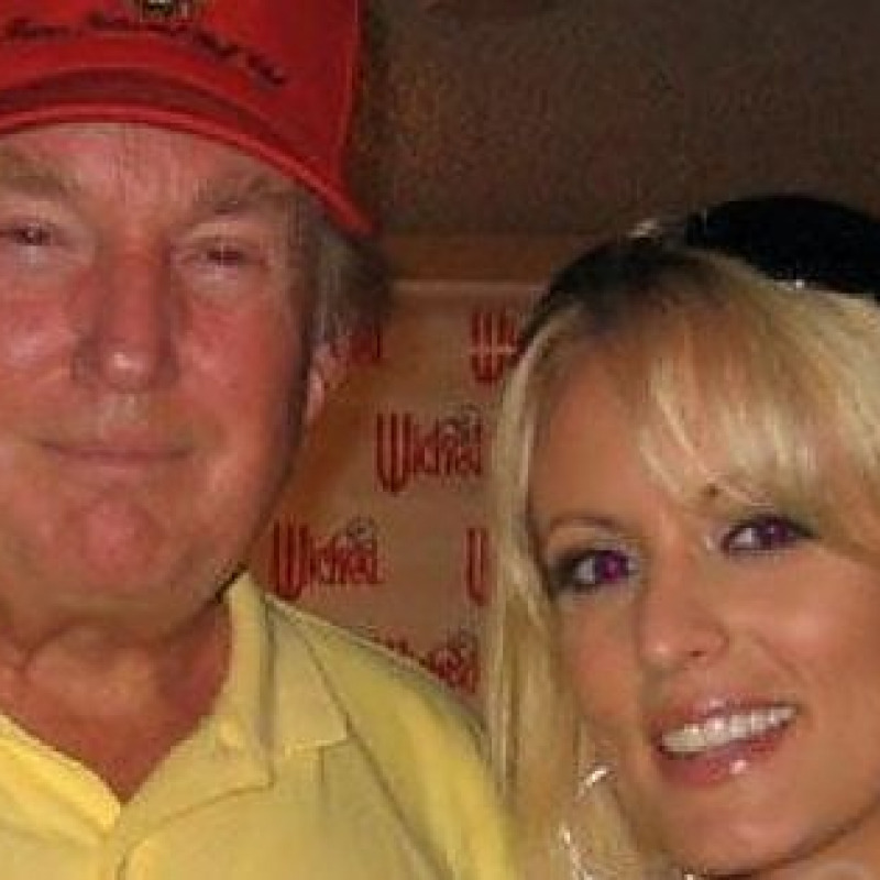 Donald Trump con l'ex pornostar Stephanie Clifford - Foto Corriere