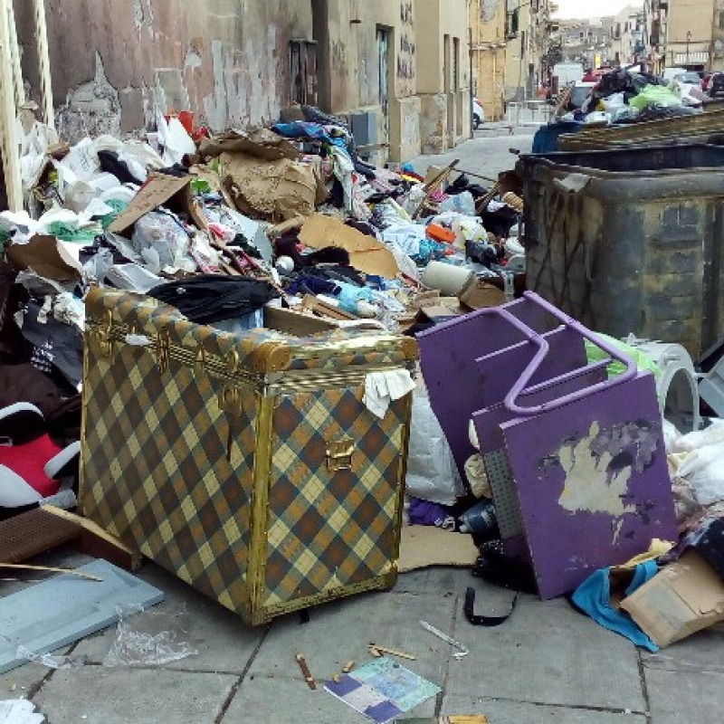Rifiuti e degrado nelle strade dell'Albergheria a Palermo