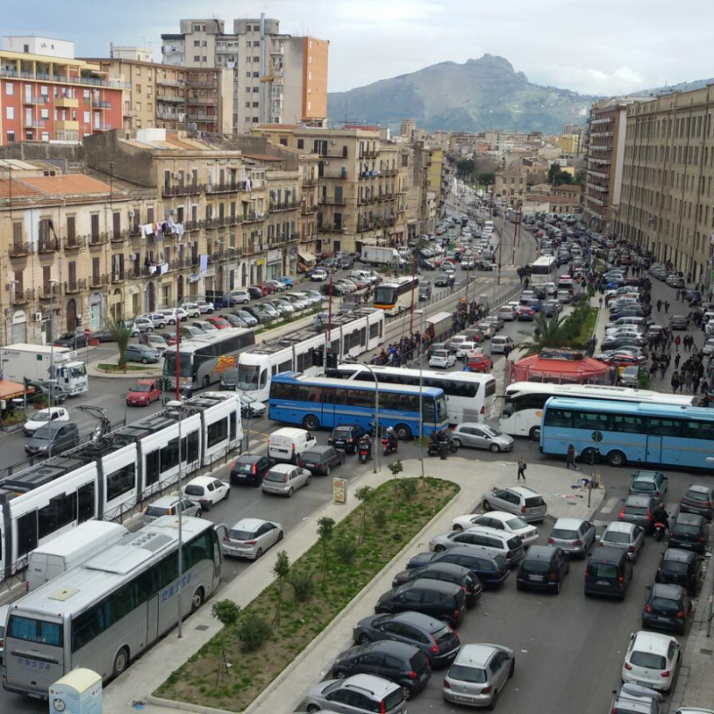 Traffico in tilt nelle ore di punta all'incrocio tra Corso dei Mille e Piazzetta Cairoli a Palermo
