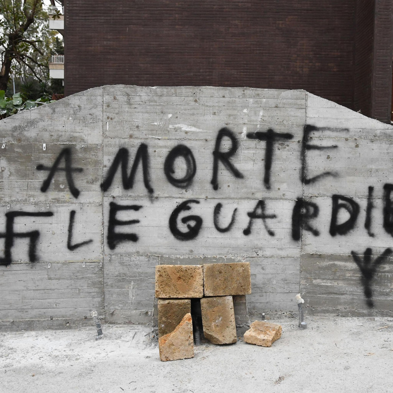 La svastica e la scritta sulla lapide in ristrutturazione del rapimento di Aldo Moro