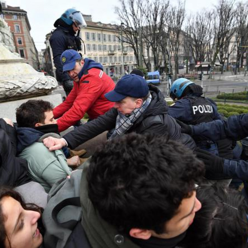Alcuni studenti saliti sul vicino monumento in piazza Cairoli a Milano