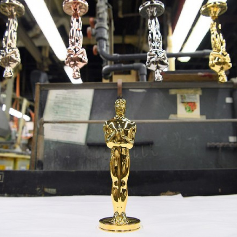 Le statuette degli Oscar durante il processo di placcatura in oro