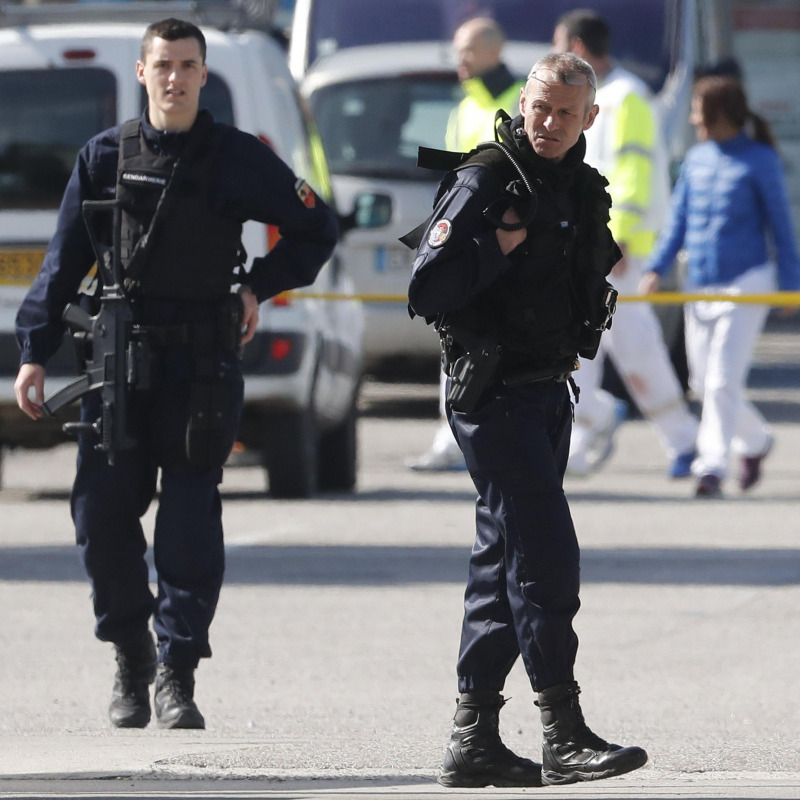 Un fermo immagine tratto da France24 mostra il luogo dove un uomo, al grido di 'Allah Akbar', ha sparato contro dei poliziotti prendendo degli ostaggi in un supermercato a Trebes - Francia
