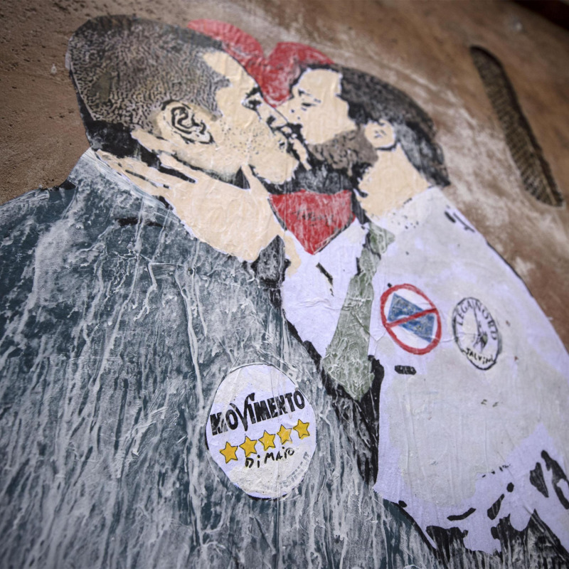 Il murales con l'immagine di Luigi di Maio e Matteo Salvini che si baciano disegnato su un muro a Roma