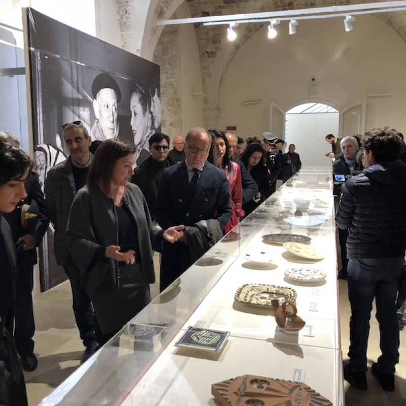 Lola Durán Úcan accompagna il sindaco Corrado Bonfanti nella sala che ospita le opere in ceramica di Pablo Picasso