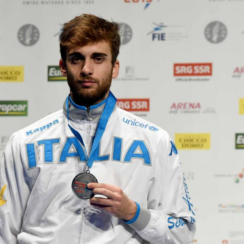 Daniele Garozzo è nato ad Acireale ed è uno schermidore italiano, vincitore nel fioretto della medaglia d'oro ai Giochi olimpici di Rio de Janeiro 2016 e dell'oro al campionato europeo di Tbilisi nel 2017