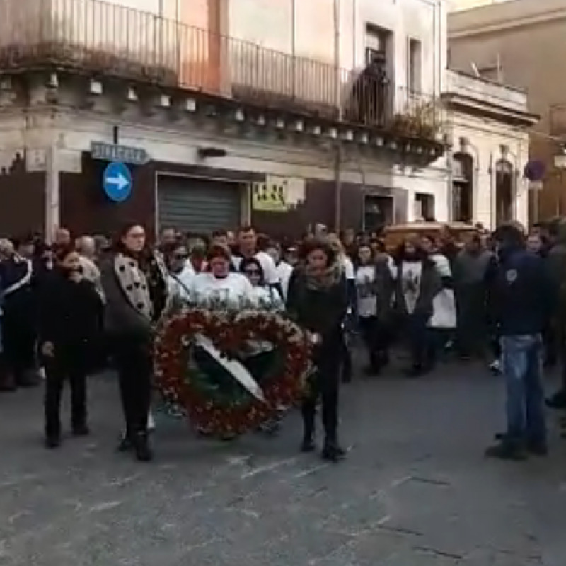 I funerali di Laura Petrolito, la ventenne uccisa dal compagno a Canicattini Bagni