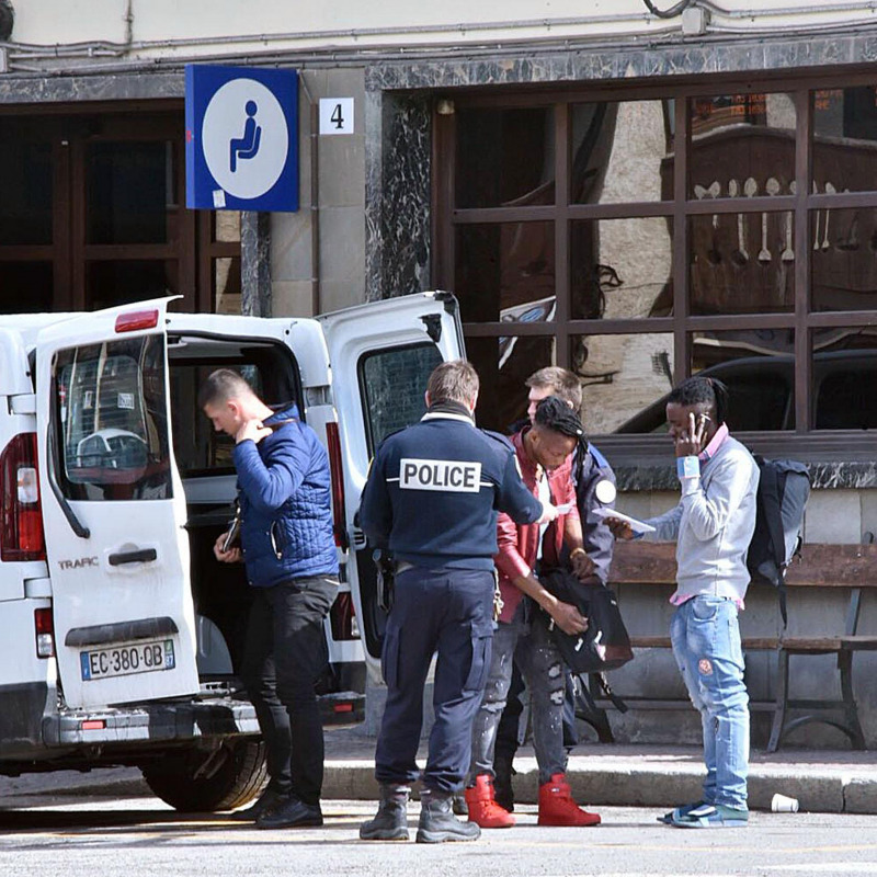 Agenti della polizia di dogana francese a Bardonecchia