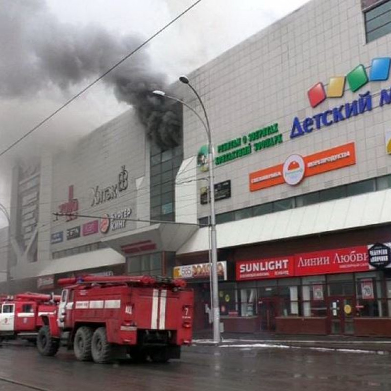 L'incendio al centro commerciale in Siberia