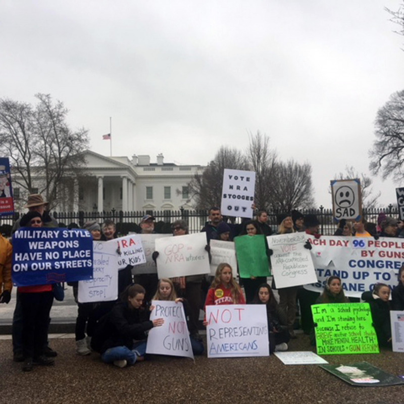 Un momento del sit-in di protesta davanti alla Casa Bianca contro la diffusione delle armi in Usa dopo la strage in Florida