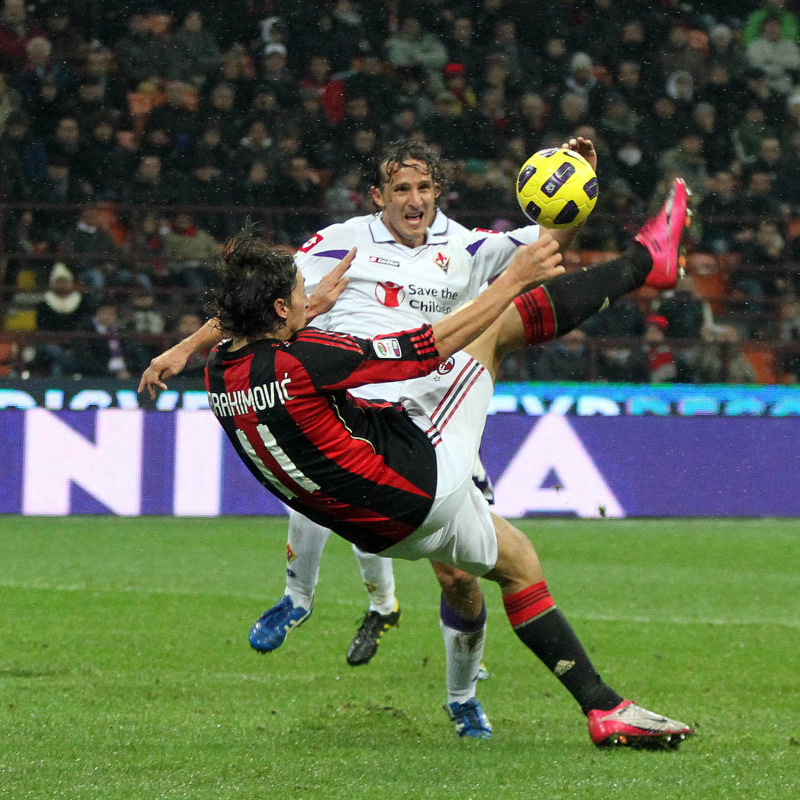 Zlatan Ibrahimovic realizza in rovesciata il goal dell'1-0 in Milan-Fiorentina del 20 novembre 2010