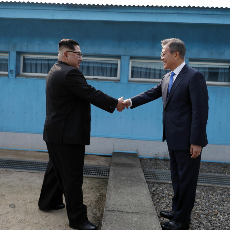 La storica stretta di mano tra Kim Jong-un e Moon Jae-in