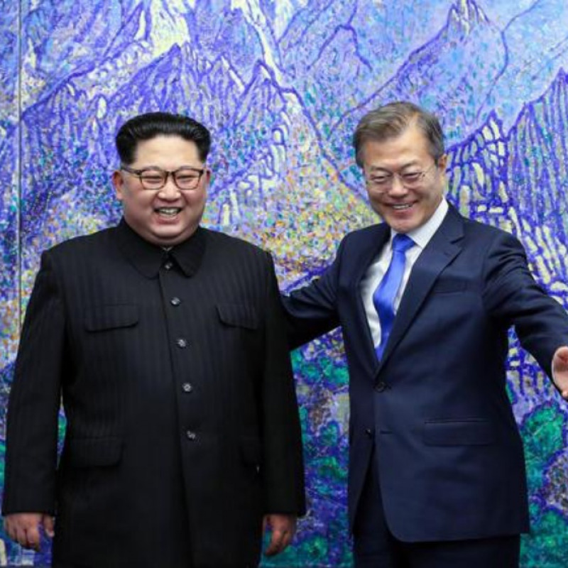 Lo storico incontro fra i leader delle due Coree, Kim Jong-Un (Nord) e Moon (Sud)