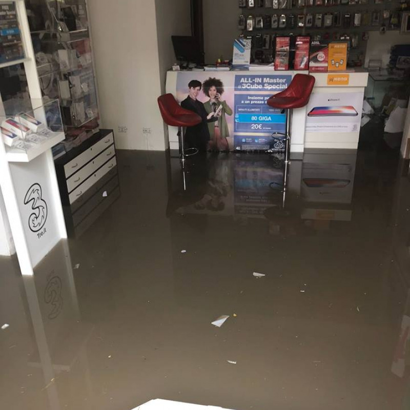 Un negozio allagato a Caltanissetta dopo il violento temporale (foto da Seguonews.it)