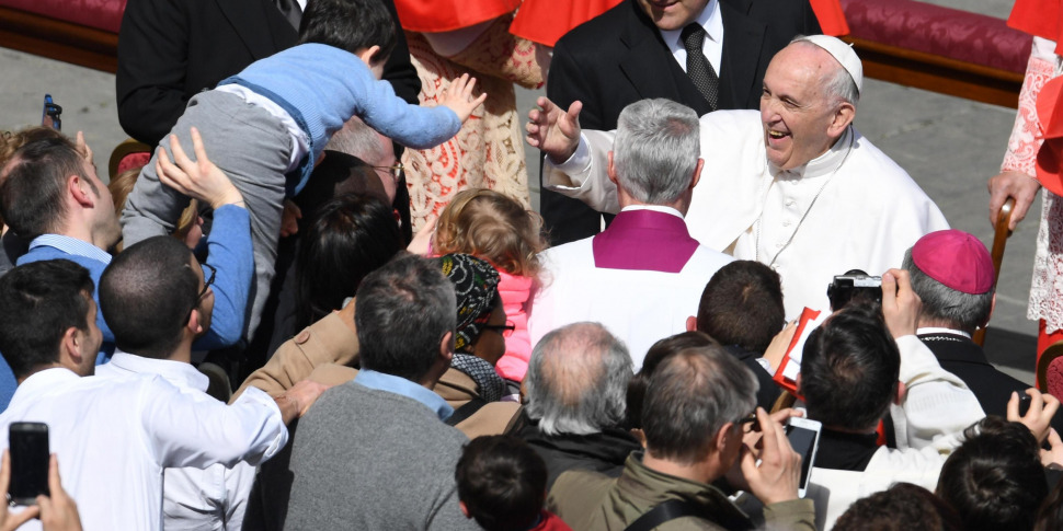 Ottantamila fedeli in piazza San Pietro per la Messa di Pasqua, il Papa ...