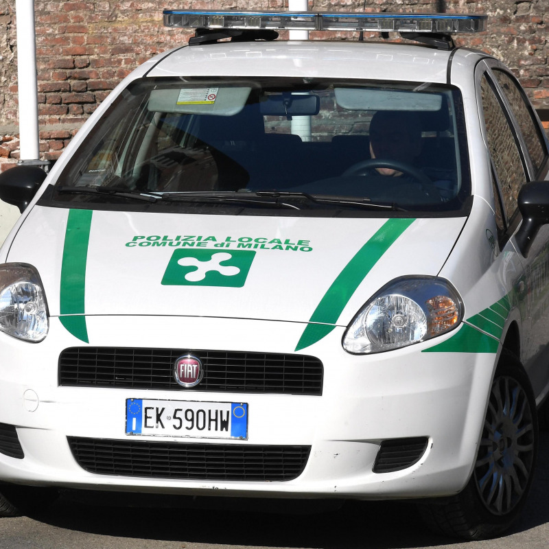 Un'auto della polizia locale di Milano