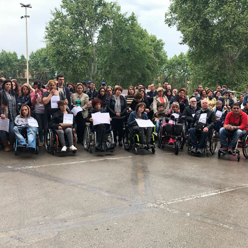 L'immagine di una protesta dei disabili gravissimi davanti all'Ars