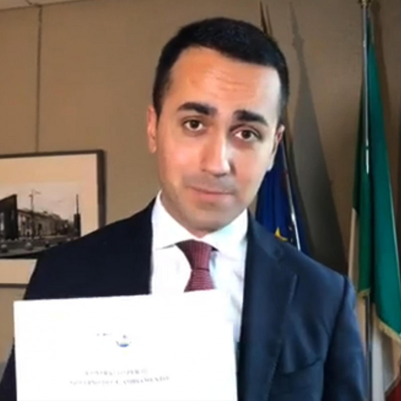 Luigi Di Maio mostra la bozza del contratto di governo