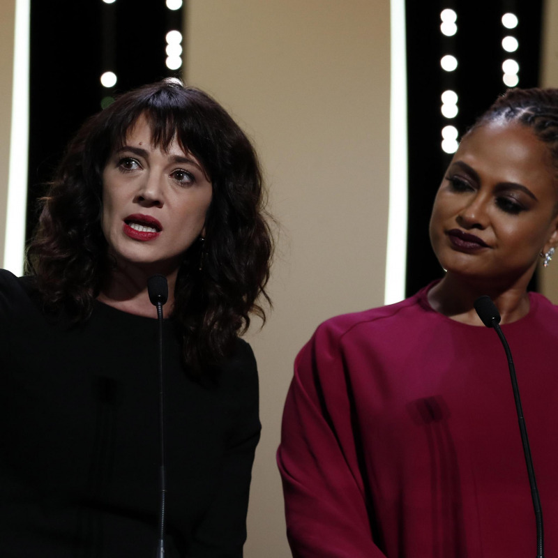 Asia Argento con Ava Duvernay sul palco del festival di Cannes