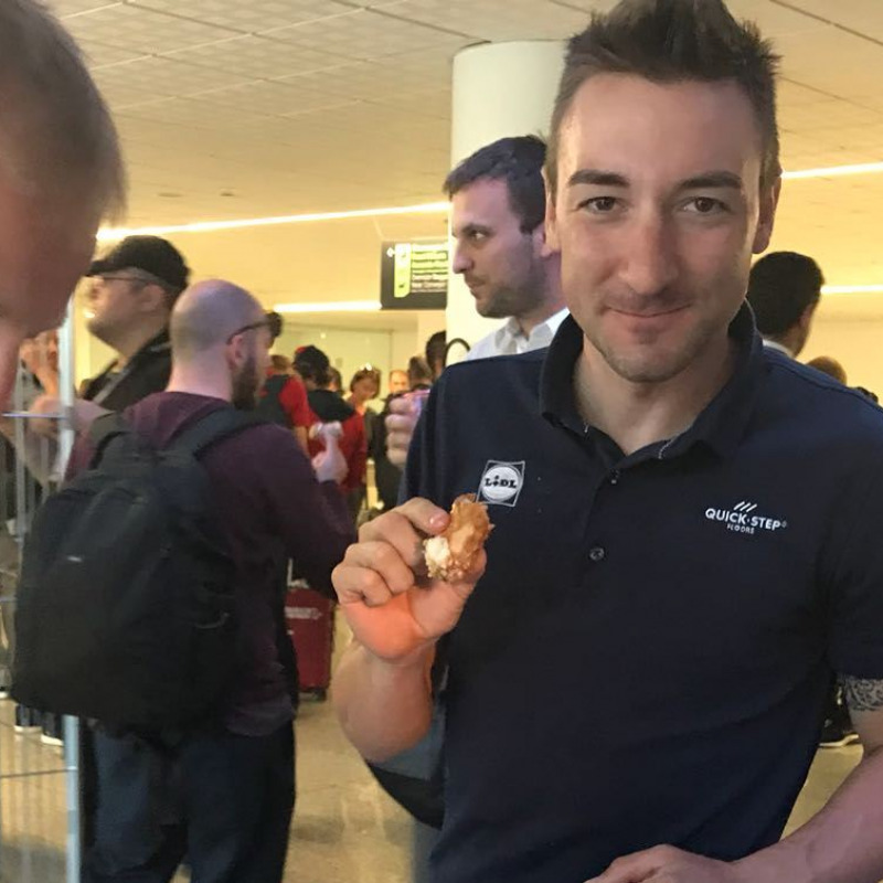 Elia Viviani assaggia un cannolo al suo arrivo all'aeroporto di Catania