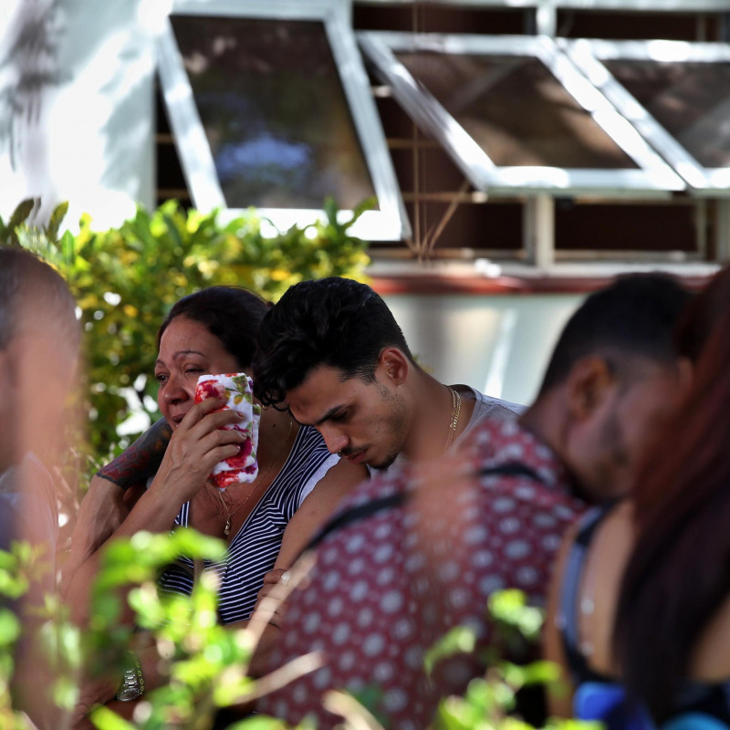 I parenti delle vittime dell'incidente aereo avvenuto a Cuba