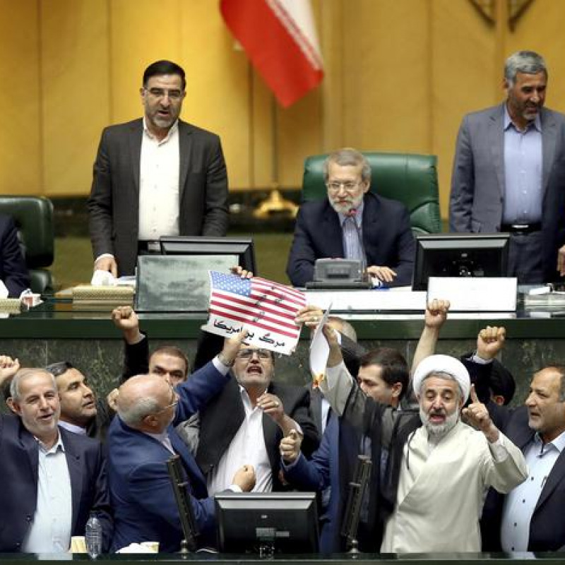 Deputati iraniani bruciano la bandiere degli Usa