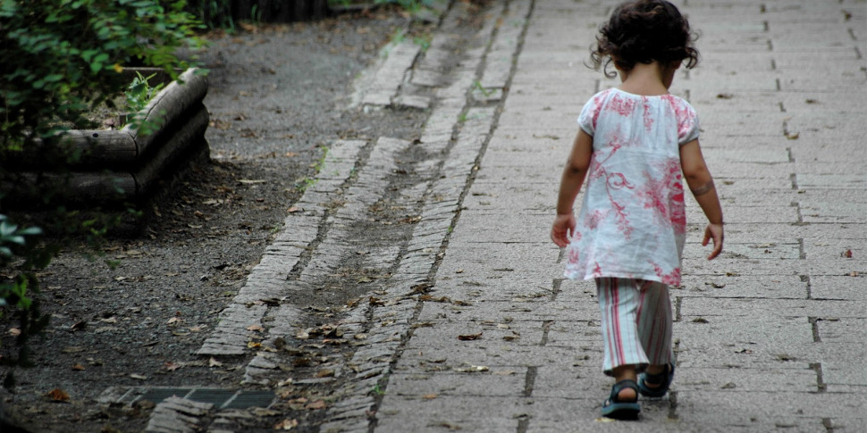 https://assets.gds.it/2018/05/minori-poverta-970x485.jpg